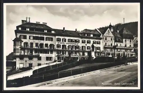 AK Mariazell, Hotel Laufenstein mit Denkmal und Strasse