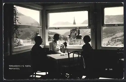 AK Mariazell, Terrassencafe Pingl, Innenansicht mit Gästen u. Blick auf Kirche und Berge