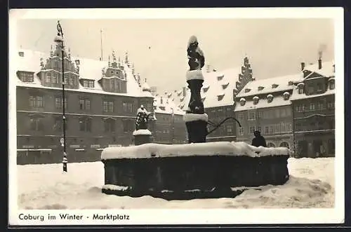 AK Coburg, Marktplatz mit Brunnen im Winter