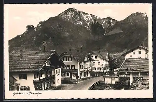 AK Grassau /Chiemgau, Strassenpartie mit Bergpanorama aus der Vogelschau, mit Brauerei