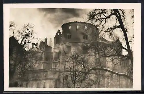 Foto-AK Stuttgart, Schloss nach dem Brand, Teilansicht mit Turm