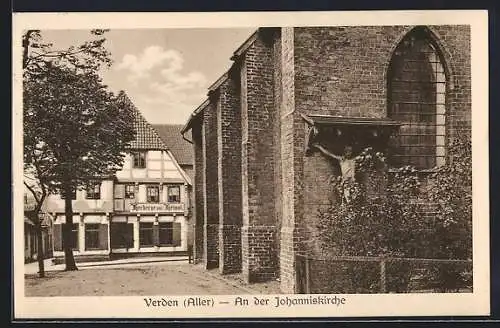 AK Verden /Aller, Johanniskirche, Teilansicht mit Kruzifix und Gasthof Herberge zur Heimat