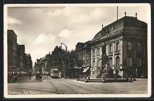 AK Duisburg, Am Kuhtor, Strassenpartie mit Strassenbahn und Denkmal