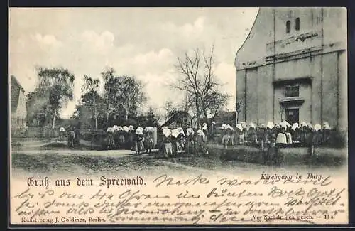 AK Burg /Spreewald, Frauen in Tracht beim Kirchgang