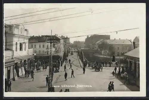 AK Uzhorod, Strassenpartie mit Passanten