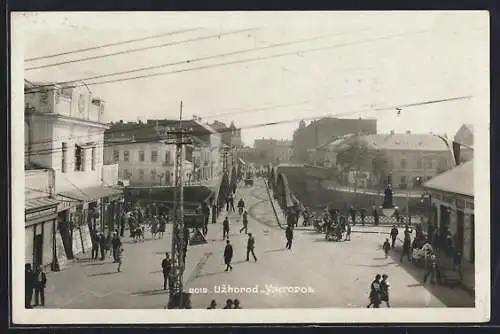 AK Uzhorod, Strassenpartie mit Passanten