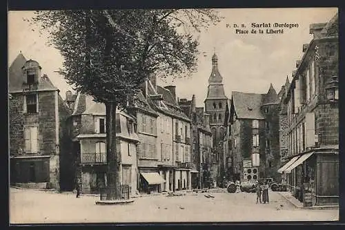 AK Sarlat, Place de la Liberté avec bâtiments historiques et passants