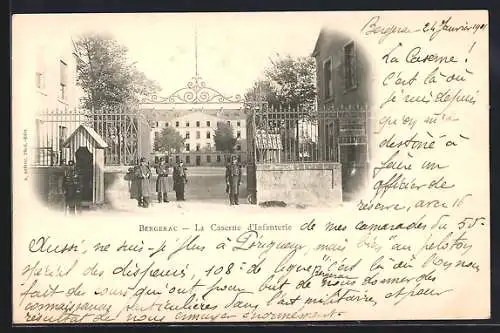 AK Bergerac, La Caserne d`Infanterie avec soldats devant l`entrée principale