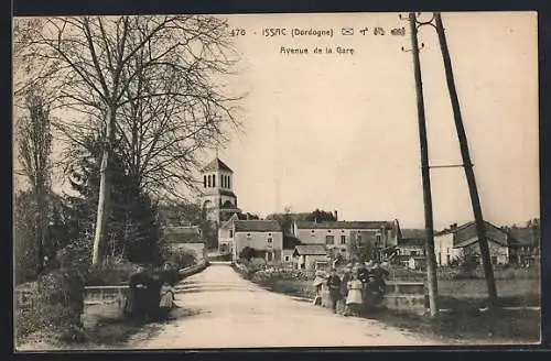 AK Issac, Avenue de la Gare avec vue sur l`église et villageois