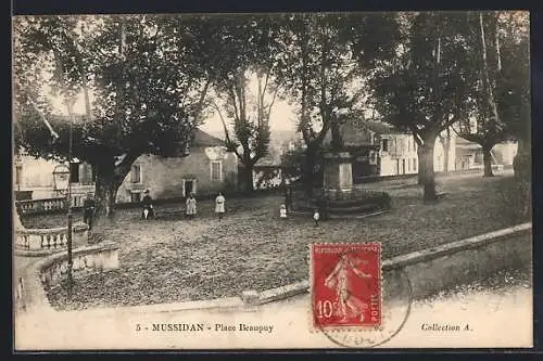 AK Mussidan, Place Beaupuy avec arbres et promeneurs