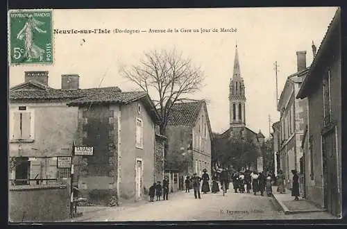 AK Neuvic-sur-l`Isle, Avenue de la Gare un jour de marché