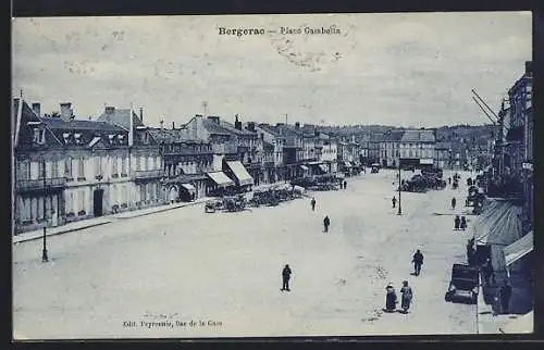 AK Bergerac, Place Gambetta animée avec passants et véhicules