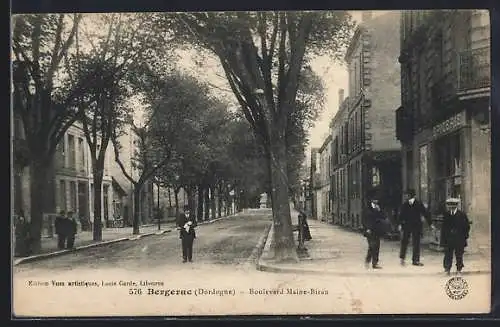 AK Bergerac, Boulevard Maine-Biran avec passants et arbres alignés