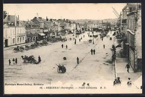 AK Bergerac, Place Gambetta animée avec passants et charrettes