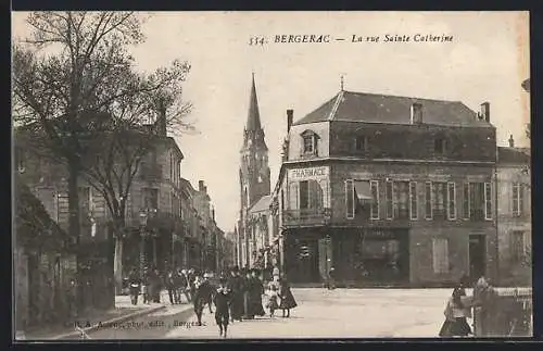 AK Bergerac, La rue Sainte Catherine et l`église au fond