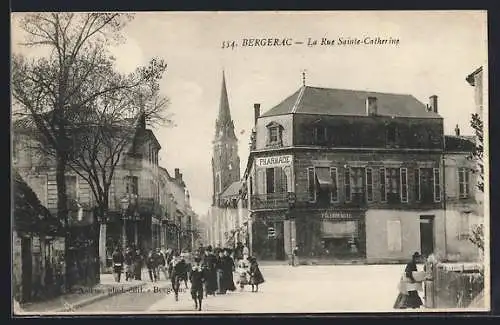 AK Bergerac, La Rue Sainte-Catherine animée avec église en arrière-plan