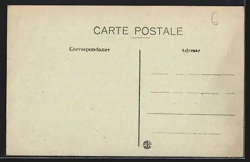 AK Bergerac, La Rue Sainte-Catherine animée avec église en arrière-plan