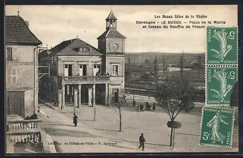 AK Le Bugue, Place de la Mairie et Coteau du Gouffre de Proum