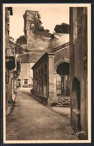 AK Montignac-sur-Vezere, Rue avec vue sur le vieux château