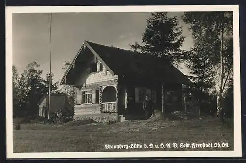 AK Braunberg-Hütte, Mann im Anzug davor