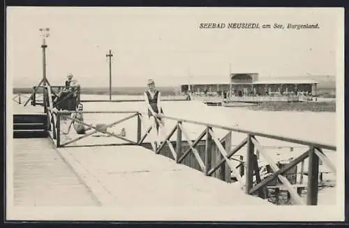 AK Neusiedl am See /Burgenland, Frau in Badeanzug auf einem Steg