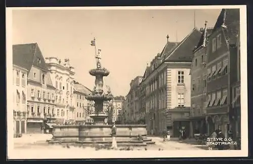 AK Steyr /O. Ö., Stadtplatz mit Brunnen