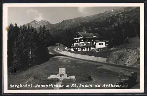 AK St. Anton am Arlberg, Berghotel Mooserkreuz von der Strasse aus