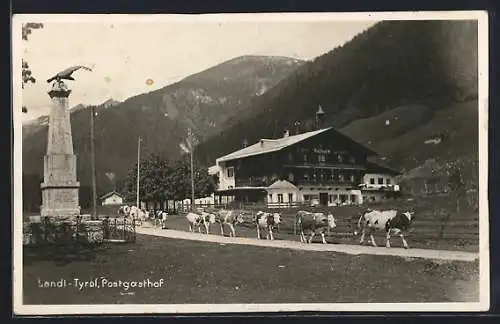 AK Landl /Tirol, Postgasthof, Kriegerdenkmal und Kühe