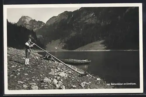 AK Sämtisersee, Alphornbläser in Tracht am Ufer