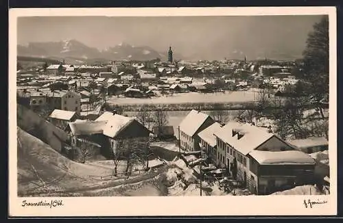 AK Traunstein /Obb., Teilansicht mit Bergen im Winter