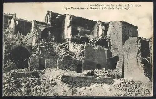 AK Vernegues, 34, Maisons a l`entree de Village, Tremblement de Terre 1909