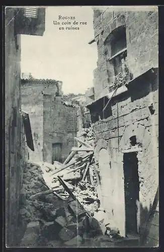 AK Rognes, Un coin de rue en ruines