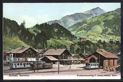 AK Gstaad, Bahnhof mit haltenden Zügen