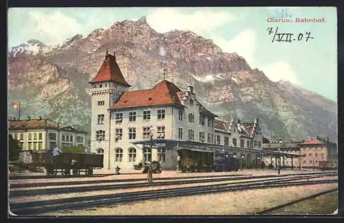 AK Glarus, Bahnhof mit Lok und Waggons