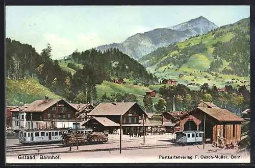 AK Gstaad, Bahnhof mit haltenden Zügen