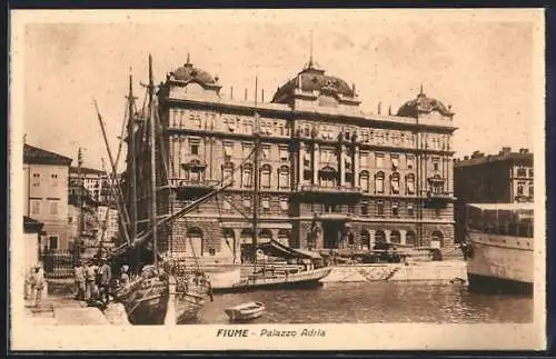 AK Fiume, Palazzo Adria mit Segelschiff