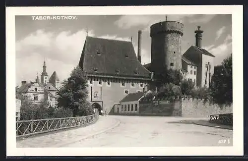 AK Tábor-Kotnov, Strassenpartie mit Burg