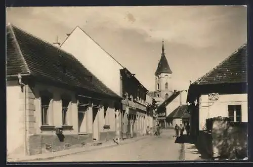 AK Vodnany, Strassenpartie mit Kirche