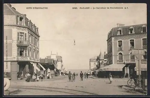 AK Paramé, Le Carrefour de Rochebonne avec passants et bâtiments historiques