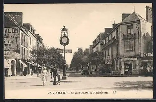 AK Paramé, Le Boulevard de Rochebonne avec horloge centrale et passants