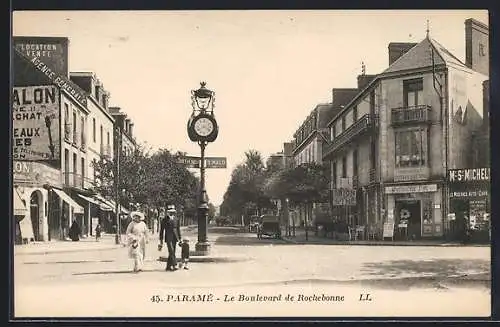 AK Paramé, Le Boulevard de Rochebonne avec horloge et passants