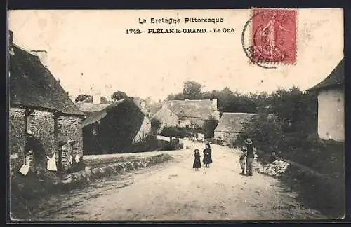 AK Plélan-le-Grand, Le Gué, Scène de rue pittoresque avec maisons traditionnelles et passants