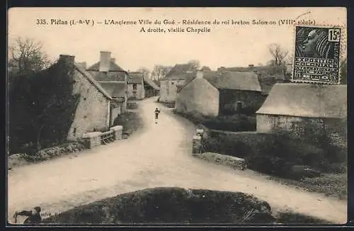 AK Plélan, L`Ancienne Ville du Gué, Résidence du roi breton Salomon, à droite vieille Chapelle