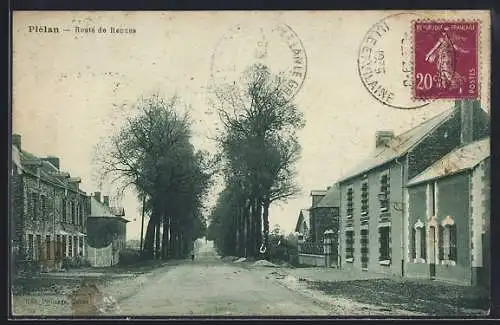 AK Plélan, Route de Rennes avec rangée d`arbres et maisons alignées