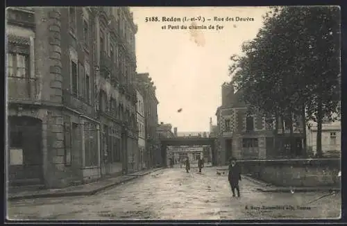 AK Redon, Rue des Douves et Pont du chemin de fer