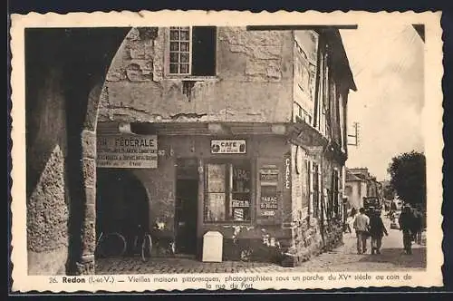 AK Redon, Vieilles maisons sous un porche du XVe siècle au coin de la rue du Port