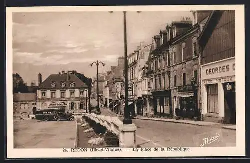 AK Redon, La Place de la République avec bâtiments et véhicules