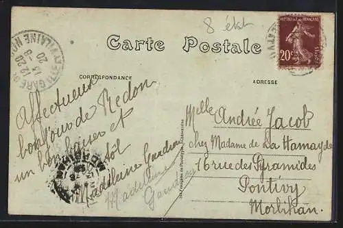 AK Redon, La Rue de la Gare avec passants et bâtiments historiques