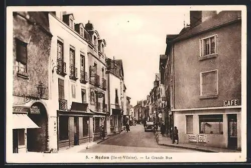 AK Redon, La Grande Rue avec cafés et boutiques animées