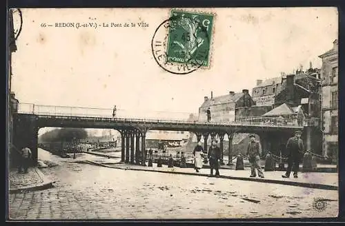 AK Redon, Le Pont de la Ville avec passants et bâtiments historiques